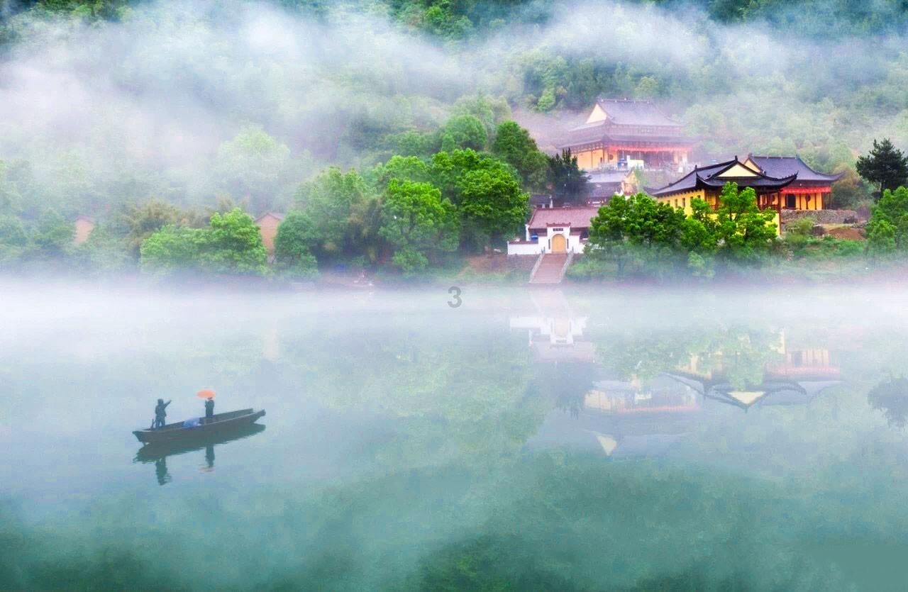 中央大街附近这条老街上,十年飘香的铁锅,炖出东北人的豪迈与热情...