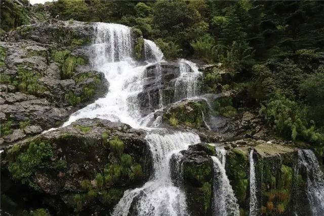 女生商场内疑遭咸猪手,找到猥琐男时,对方正伸手摸向另一女生!
